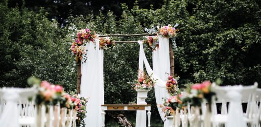 Personnalisez votre mariage avec des accessoires en bois gravés