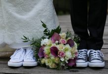 Porter des baskets à un mariage, c’est votre droit !