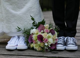Porter des baskets à un mariage, c’est votre droit !