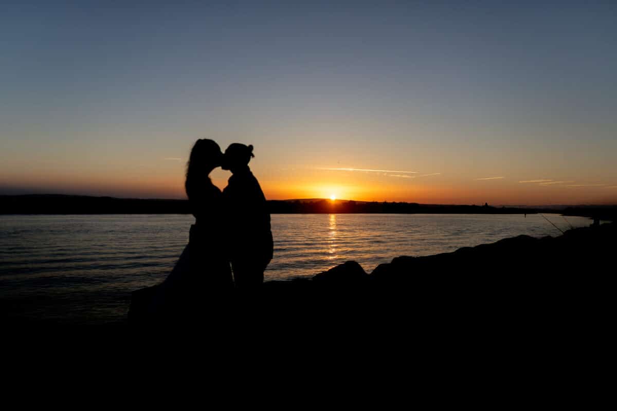 photographie de mariage faites par un photographe pro de mariage en couché de soleil 