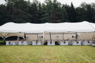 Comment garder un mariage en extérieur au sec quand la pluie s’invite ?
