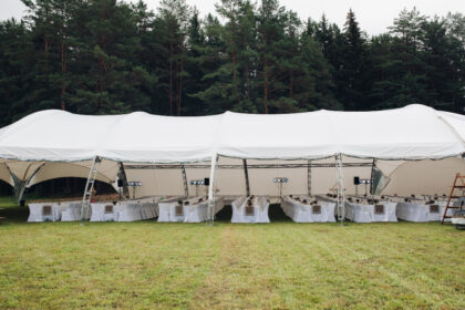 Comment garder un mariage en extérieur au sec quand la pluie s’invite ?