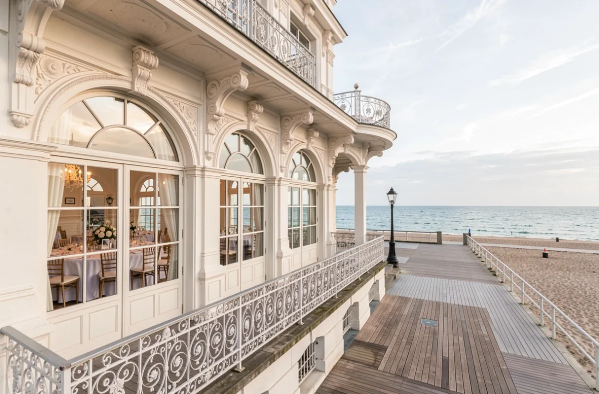 Le Casino de Cabourg en Normandie, façade Belle Époque avec décoration en fer forgé et terrasses donnant sur la mer pour un mariage en bord de plage