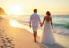 Jeune couple marié marchant sur la plage au coucher de soleil