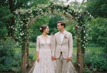 Le style au cœur du grand jour : inspirations pour un mariage unique Jeune couple de mariés dans un jardin avec arche en bois